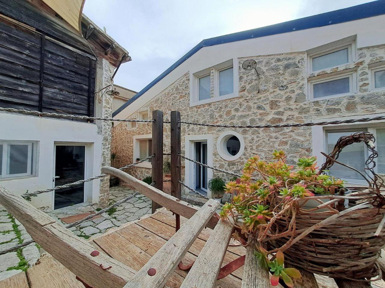 Le Mangiatoie Del Cavaliere Bed & Breakfast Montallegro Exterior photo